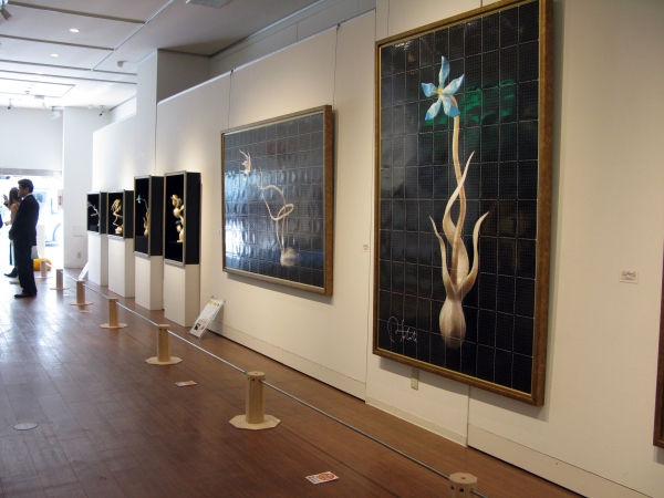 企画開発に関わった「ラベルアートＴＭ」などの商品を通して生まれた表現技法。16ｍｍの丸ラベルに印刷して貼り合わせた「ラベル版画」