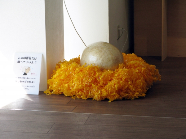 この卵作品だけ触っていいよ！セロテープアート（R)に使用したセロテープ（R)の量と費やした時間を実感