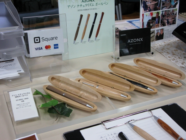 トライアングル型のペン軸が、指先に抜群のフィット感を生む「アゾン ナチュラリズム 油性ボールペン」セキセイ