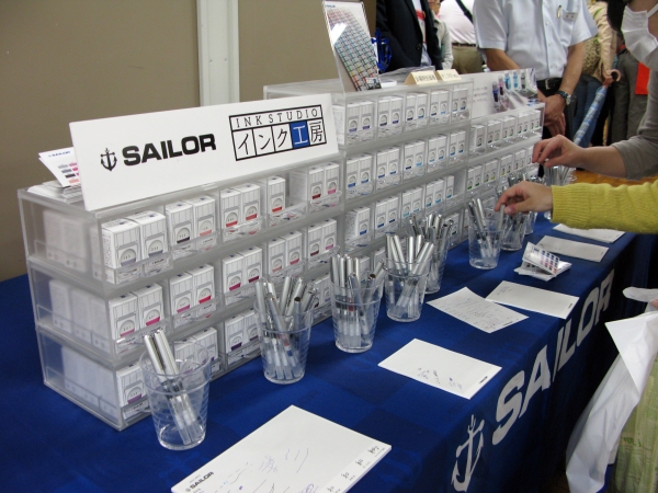 イベント『インク工房』で培ってきたノウハウや２万色以上のお客様の声をもとに、新たに製作した100色のカラーインク　セーラー万年筆