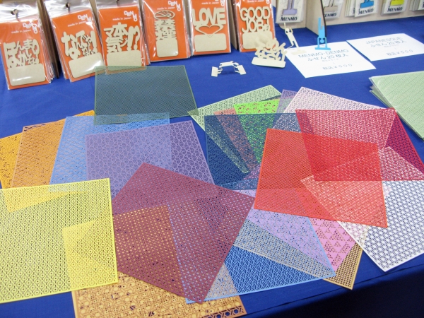 町工場の技術で、手に取って頂いて初めて「面白い・感動するもの」を目標に商品開発。千代切紙という和柄を切抜きした折り紙　BackStreetFactory