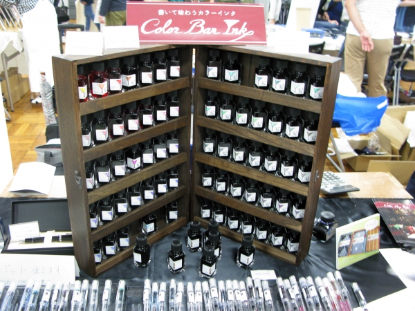 バーでカクテルを楽しむように、その時々の気分に合わせて色を選べるオリジナルインク「カラーバーインク」石丸文行堂