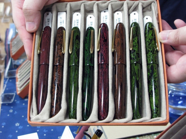 職人の手により新しい技術と伝統的な技法を組合せ製作。MADE IN TOKYO エボナイト製万年筆「宝珠」笑暮屋