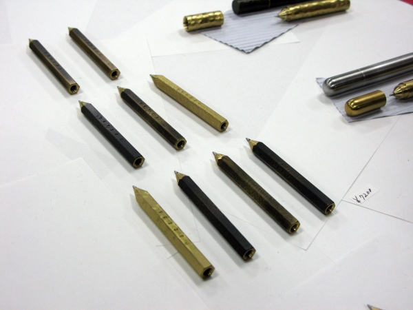 鉛筆のようですが、こう見えてボールペンです　fe factory 鉄ボー