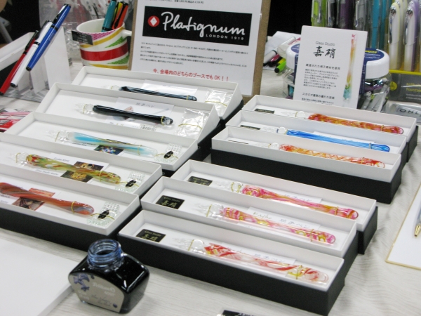 工芸用ガラスで世界的に有名なアメリカのガラスメーカー、ブルズアイ社のソーダガラスを使い、他に類を見ないスタジオ嘉硝のガラスペン