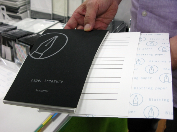 カミテリアは、5種類の紙を各10枚セットした「paper treasure」A5レターパッドを限定販売