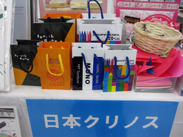 MONO消しゴムデザインなど世代を超えて愛され続けている「文房具デザインギフトバッグ」日本クリノス