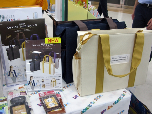 会議、フリーアドレス　オフィスで書類や文具などを入れて持ち運び、どこでも仕事ＯＫ「ノータムオフィス・トートバッグ」サクラクレパス