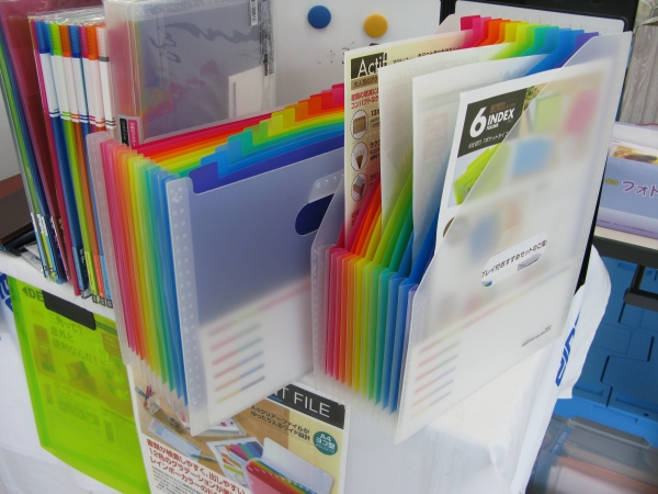 書類が検索しやすく、出しやすい12色のグラデーション「アドワンレインボードドキュメントファイル」セキセイ