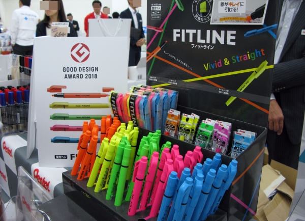 ペン先が曲がるから線がキレイに引ける蛍光ペン「フィットライン」ぺんてる