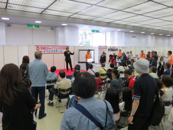 文房具ソムリエ石津氏とメーカによるPRショー