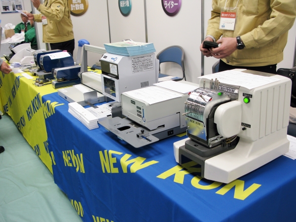 電動タイプ「シールプレス」「打抜機」「抹消機」は、コンパクト、軽量、スタイリッシュなデザインに設計。ＤＣモーターを採用。