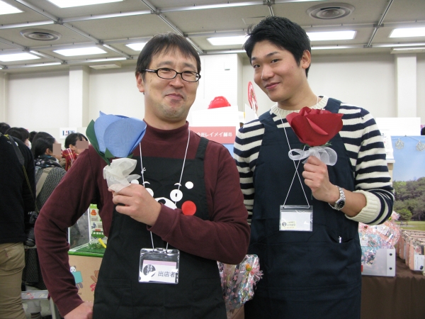 文具女子への一生の思い出に残るプロポーズに、色鮮やかな紙で作る花「スーパーフラワー」を添えてみませんか？　レイメイ藤井