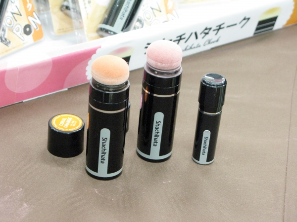 お馴染みシヤチハタが印でなく「チーク」に！！均等に押せるから簡単小顔！「シヤチハタチーク」