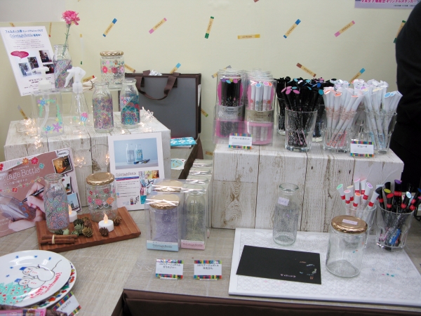 フェルメール作品をモチーフに作られた『コロリアージュボトル　ガラスジャー／牛乳びん』サクラクレパス