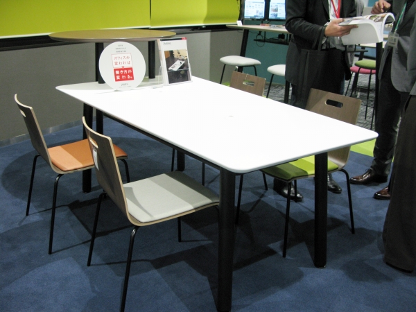 ハイ＆ロータイプは、天板の高低差により視線がずれることで緊張感が緩和され、自然なコミュニケーションを生み出すコミュニケーションテーブル「Actino（アクティノ）」