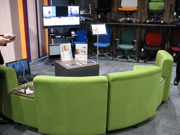 カジュアルなミーティングやソロワークなど、様々なシーンで。ゆるやかにラウンドした形状は多様なレイアウトに対応。ユニットソファー「Tono（トーノ）」