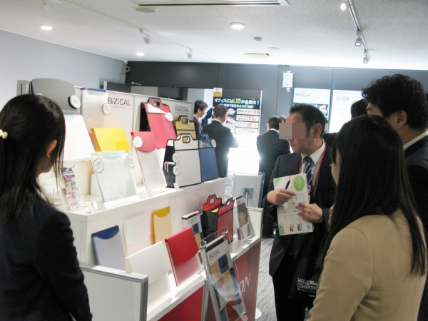 スマホアプリのアイコンカラーをイメージした鮮やかな色合いベーシックPPファイルシリーズ「MINANO（ミナノ）　PPフラットファイル／ボックスファイル」