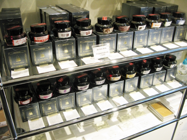 「芋の皮色」「芋の実の色」などユニークネーミングとインクにストーリー性を持たせた。