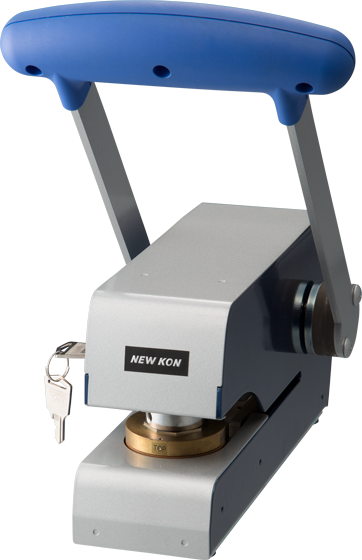 「手動シールプレス」は、海外で一般的に使われるＡ４サイズに対応するよう、書類の中心に印面が来るように奥行き110ミリに変更