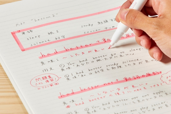 極細ペンには、文字書きの目的に合わせたインク色を採用