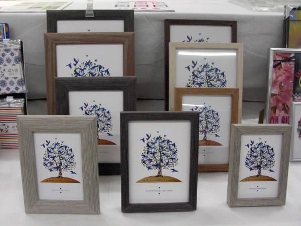 フレームの表面に銘木などのスライス（突板）を加工「きはだcollection」アルテ