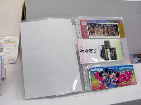 チケット・シール・A4三つ折りリーフレットを横入れできる「チケットファイル」コレクト