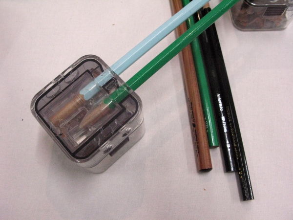 カバーの差し替えで6㎜、8㎜、10㎜の3種類の太さの鉛筆を1台で二段式に削れる「日本式鉛筆削り634」北星鉛筆