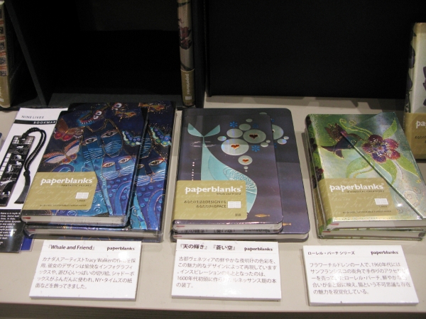 カナダ人アーティストTracy　Waller作品を採用「Whate　and Friend」