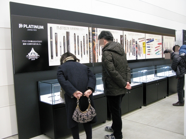 プラチナ万年筆創業当時からの歴史的万年筆を厳選して展示