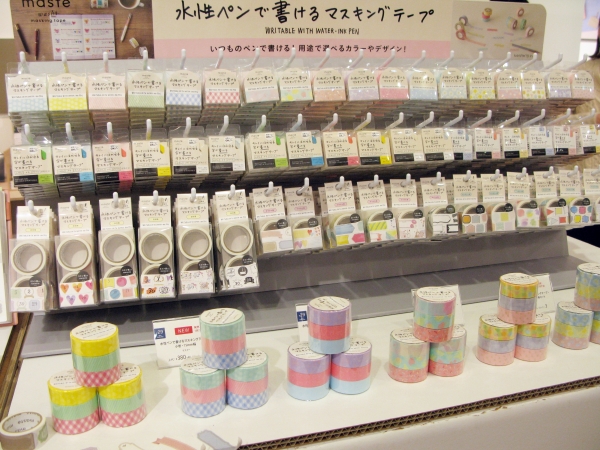 「水性ペンで書けるマスキングテープ」は、普段使いする人が多い「消せるボールペン」をはじめとした水性ペンで書くことができます