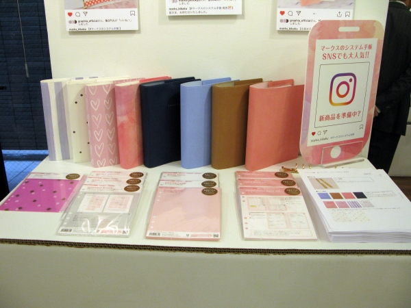 マークスのシステム手帳は、ピンクをベースカラーにした日付なしのダイアリーリフィルや目的に合わせて選べるリフィルセットでカスタマイズ。A5サイズの手帳＆ノート