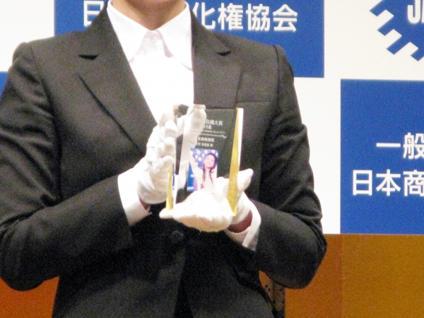 デビュー25年、幅広い世代に絶大な人気を誇る平成の歌姫。アルバム「Finally」累計売上枚数242万枚超、前人未踏の「10・20・30・40代」4年代連続ミリオンセラー達成。安室奈美恵