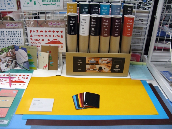 スタイリッシュなデザイン、１２色のカラーバリエーション、雰囲気に合わせて選べる。日本製デスクマット「ＴＨＥ　ＤＥＳＫ　ＭＡＴ」ミワックス