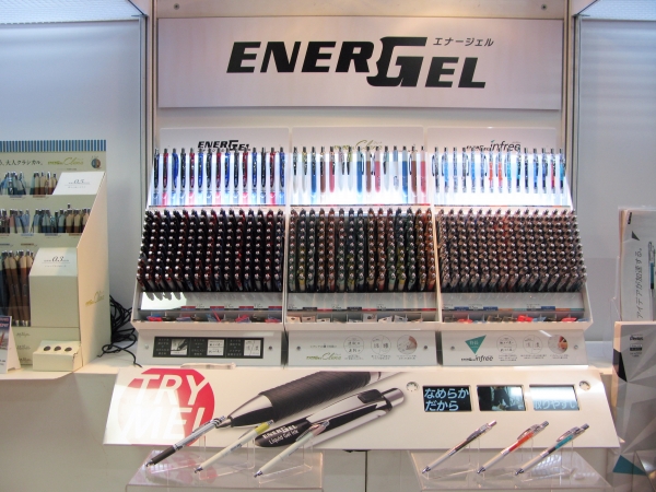 なめらかな書き心地、濃くはっきりとした筆跡、筆跡の速乾性、累計販売本数7億本を超えるゲルインキボールペン「エナージェル」ぺんてる　