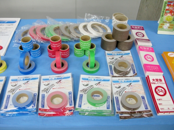 ガーデニング、ケーブル、医療チューブの結束などに。新しいタイプの紙製結束テープ「自着テープ」小林