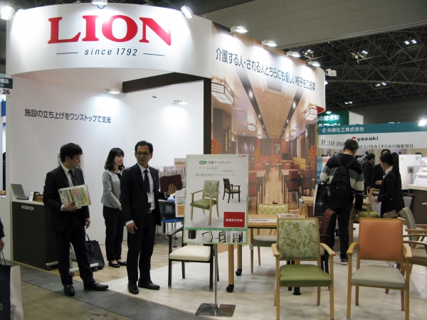 「介護する人・される人どちらにも優しいイス」を多数展示