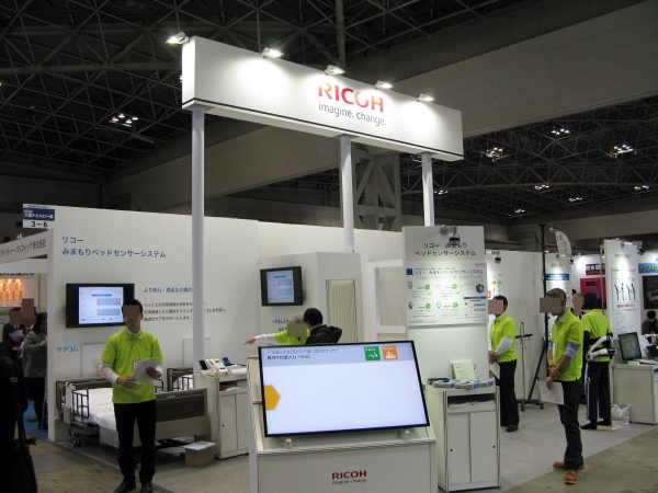 利用者の生活リズムが把握でき、個別アラート設定が可能な見守りシステム「リコーみまもりベッドセンサーシステム」を中心とした、働き方が変わる次世代型介護施設を提案