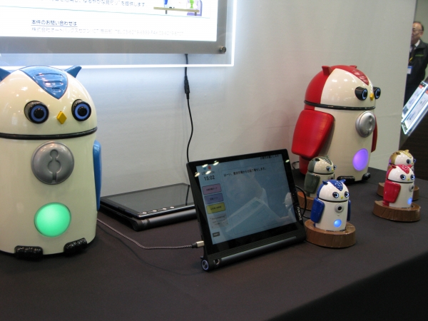 「ZUKKU・IoT による見守りサービス」では、対話機能や人感センサーを搭載した身長10cmのミミズク型ロボットが、高齢者の日々の生活を見守り、遠く離れた家族へ大切な人の状況を知らせる。