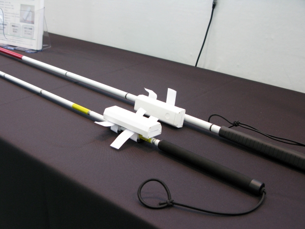 「杖・IoT による見守りサービス」では、外出時の位置情報や移動情報を家族や介護者に提供。また、機器の緊急通知ボタンを押すと、コールセンターから登録されている緊急連絡先へ連絡する