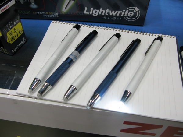 ゼブラのペンの先が光り、暗い場所でも照らして書けるライト付きボールペン『ライトライト』
