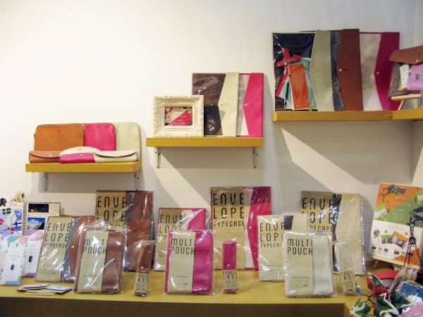 ヒサゴ、デザインステーショナリー『ＵＮ ＴＲＯＩＳ ＣＩＮＱ』シリーズから良質なイタリアンＰＵレザーを使用した大人の女性のためのシンプルなレザー小物