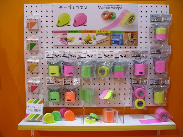 ノベルティとしても人気の高い『メモックロールテープシリーズ』（全面粘着剤付ロールテープ）『テープノフセン』（全面粘着剤付ロールフセン）ヤマト