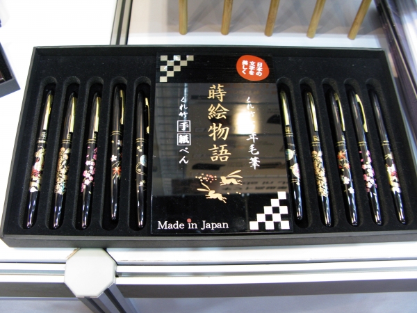 インバウンドでも人気！『くれ竹万年毛筆蒔絵物語』呉竹