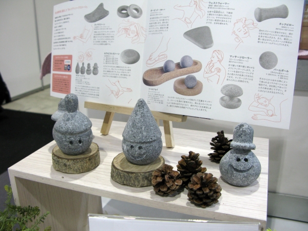 フィンランドではセラピーワークに使用される「カレリアンソープストン」。熱や冷たさを長時間蓄える性質があり、マツサージやボディーケアに。宝通商