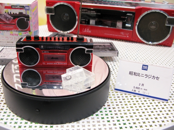 お気に入りの曲をカセットテープに録音しようとしたら家族の声が入ってと思い出はありませんか？ラジオが聴けて、カセットテープに録音できる「昭和ミニラジカセ」タカラトミーアーツ