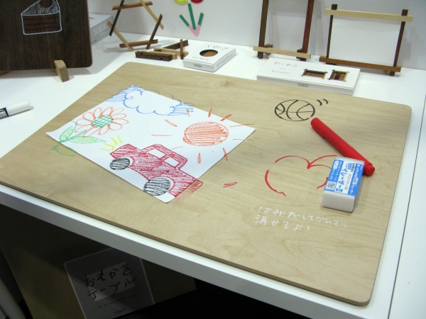 コド木工、木の天板なのにボードマーカで描けるテーブル「おえかきテーブル」。特殊な加工できれいに拭けるからクレヨンで紙からはみ出しても安心。