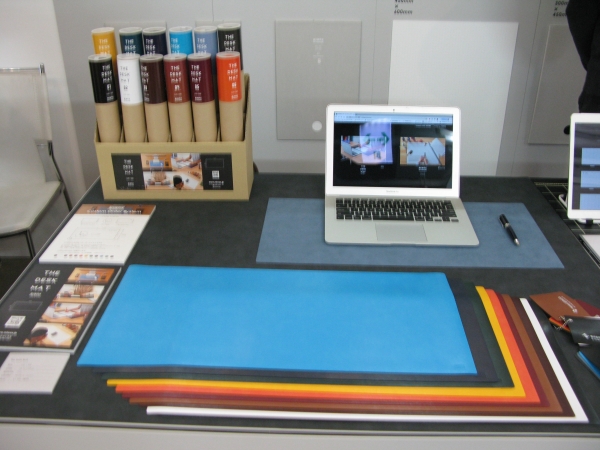 スタイリッシュなデザインで１２色のカラーバリエーションを持つＰＶＣ樹脂製デスクマット「ＴＨＥ　ＤＥＳＫ　ＭＡＴ」ミワックス