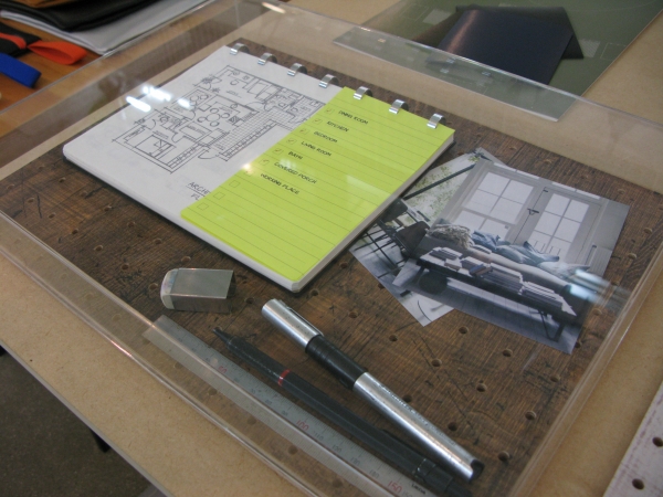 国産初ディスクバインド方式ノート「フレックスノート」。ページの着脱が自由にでき、サイズの異なる用紙でさまざまなページ編集ができる。ＫーＤＥＳＩＧＮ ＷＯＲＫＳ