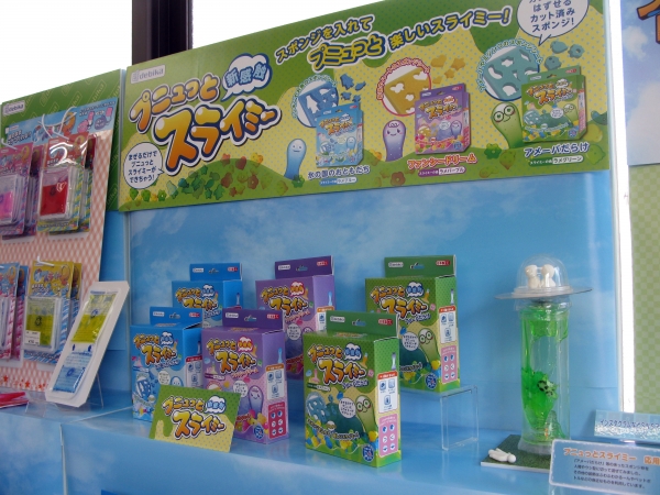 従来商品に付加価値を付け、より楽しめる新感触スポンジ入り「プニュっとスライミー」